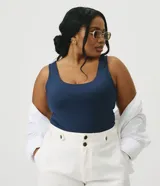 Musculosa de poliamida blanca, de corte ajustado, con escote en U y tirantes anchos.