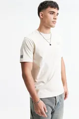 Remera verde agua de manga corta con cuello redondo y estampado en el pecho.