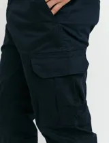 Pantalon cargo de corte ajustado en color verde grisáceo, con bolsillos laterales con solapa y puños elásticos en los tobillos.