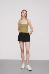 Top blanco de bretel ancho y tejido de punto.