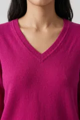 Sweater de punto color azul eléctrico, con escote en V y mangas largas.