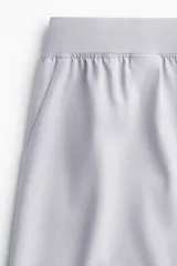Short deportivo de tejido funcional con tecnología DryMove para absorción de sudor, con elástico en la cintura, cordón de ajuste oculto, bolsillos laterales y aberturas en el bajo.