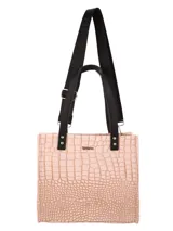 Cartera tipo tote de tamaño mediano con textura efecto croco en color beige. Presenta asas cortas fijas y una correa larga ajustable de cinta negra con logo grabado. Incluye apliques metálicos plateados y logo de la marca en el frente.