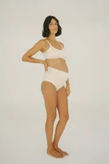 Bombacha maternal de algodón color beige melange, de tiro alto con faja delantera diseñada para el embarazo y postparto, con terminación delicada en las piernas.
