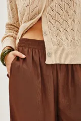 Pantalon de pierna ancha y tiro alto, con cintura elastizada y corte fluido.