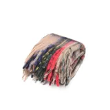 Bufanda de lana con diseño de cuadros escoceses en tonos beige, rojo, azul y amarillo, con terminación de flecos en los extremos.