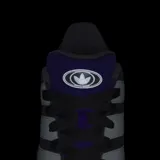 Championes Adidas Forum 2000 de estilo urbano, color negro con las icónicas tres tiras laterales en blanco. Presenta detalles en color violeta en la lengüeta y el talón, con una suela de plataforma blanca y base negra.