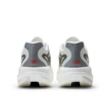 Championes de running New Balance SuperComp Rebel, color blanco con detalles en gris y toques en rojo. Cuentan con tecnología Energy Arc e Infinion Foam en la entresuela para mayor retorno de energía.
