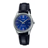 Reloj analógico Casio con caja de acero inoxidable, esfera azul con números romanos en las posiciones 12 y 6, y correa de cuero negro con textura de cocodrilo.