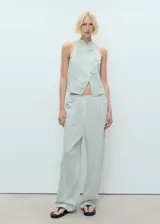 Pantalón wide leg de tiro medio con estampado de rayas, cintura con elástico y bolsillos laterales.