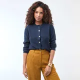 Cárdigan de punto azul marino con cuello redondo, manga larga y cierre frontal con botones dorados.