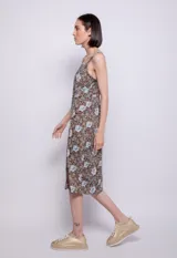 Vestido largo con estampado floral, sin mangas y con tirantes finos. Presenta una abertura lateral y elásticos en la espalda.