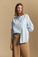 Camisa verde oliva de manga larga, confeccionada en algodón y con botones de nácar.