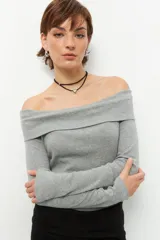 Remera color beige, strapless y de manga larga, confeccionada en algodón.