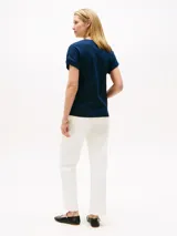 Remera de canalé color azul marino con cuello redondo y mangas cortas con detalle de dobladillo enrollado. Presenta el logo de la marca bordado en el pecho.