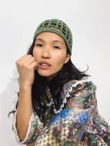 Gorro tipo casquete rojo de crochet con diseño calado.