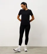 Remera deportiva de manga corta y cuello redondo, confeccionada en poliamida con tecnología seamless que reduce las costuras para mayor comodidad y ajuste al cuerpo.