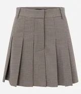 Short pollera de sastrería color marrón con estampa a cuadros, diseño plisado y cintura con pasadores. Combina la comodidad de un short con la estética de una minifalda.