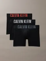 Pack de tres bóxers largos de microfibra en color negro, tiro medio y ajuste ceñido. Cuentan con cinturilla elástica distintiva de la marca Calvin Klein con el logotipo en contraste de colores rojo, blanco y gris.