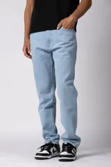 Pantalón de jean de corte recto en color celeste claro, con diseño clásico de cinco bolsillos y costuras reforzadas.