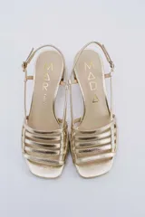 Sandalias de cuero doradas con tiras finas horizontales en el empeine, pulsera con hebilla al tobillo y tacón cuadrado.