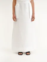Pollera larga blanca de lino, con tajos laterales y diseño de tiro alto.