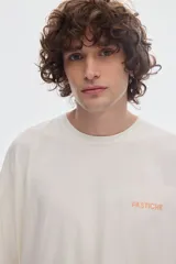 Remera boxy de manga corta y cuello redondo, con efecto de lavado acid wash en tono gris y estampa frontal en tonos rosado y rojo.