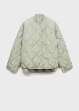 Campera acolchada de diseño oversize en color verde claro, con cuello redondo, cierre frontal de botones a presión y manga larga.