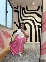 Pantalón de plush rosa chicle con elástico en la cintura y cierres en los tobillos.