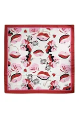 Pañuelo cuadrado de seda o material similar, con estampado vibrante sobre fondo blanco. El diseño incluye labios rojos y rosados, flores en tonos rosados y rojos, pequeños corazones rojos y patrones de cebra en blanco y negro. El borde es de color rojo sólido con un ribete interior rosa.
