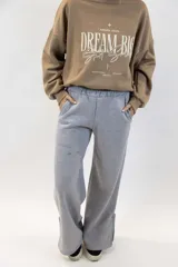 Pantalón deportivo wideleg de color azul marino, con cintura elástica y bolsillos laterales amplios.