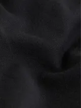 Sweater negro de lana con escote en v y mangas largas.