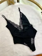 Body entallado confeccionado en lycra, microtul y encaje. Presenta breteles regulables, escote en V con detalle de encaje y paneles de microtul en la cintura. Diseño con cierre de gancho en la cintura.
