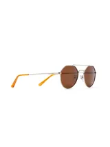 Lentes de sol con montura metálica plateada, lentes marrones y patillas naranjas. Diseño geométrico con doble puente. Marca Benson&Thomas.