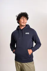 Hoodie azul marino con capucha y cordones ajustables, cuenta con un bolsillo tipo canguro frontal y un estampado pequeño en el pecho con la frase 'COOLER THAN ICE'.
