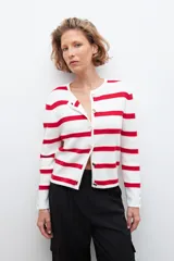 Chaqueta tejida con rayas horizontales rojas y blancas, cuello redondo y botones dorados.