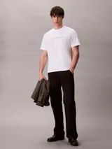 Remera Calvin Klein de color blanco, confeccionada en punto de algodón BCI, con cuello redondo, manga corta, corte regular y logotipo estampado en el pecho.