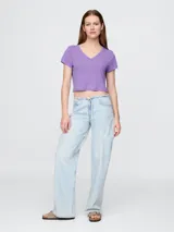 Remera crop de lino con cuello en V y mangas cortas, de corte recto y estilo casual.