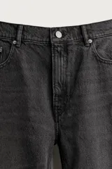 Pantalón de jean corte slim fit, color azul oscuro, con diseño de cinco bolsillos, tiro medio y cierre frontal con cremallera y botón.