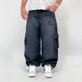 Pantalón de jean negro con corte ultra baggy, tiro alto y múltiples bolsillos cargo.