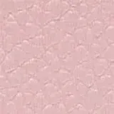 Cartera pequeña de cuero sintético con diseño a rayas verticales en tonos rosado y blanco, solapa frontal con cierre de broche y detalle de cordón con cuentas metálicas. Incluye correa de cadena metálica desmontable.