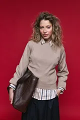 Sweater de punto rib color tostado, con hombros estructurados y mangas abullonadas con puños elásticos.