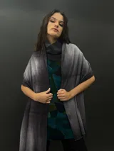 Bufanda roja de tejido fino y suave 100% lana merino teñida con técnica tie-dye.