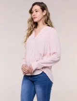 Blusa celeste fluida de viscosa, con escote en V y cuello mao, mangas largas y pliegue central en el delantero.