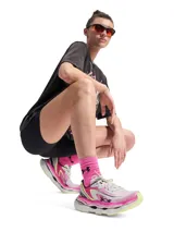 Championes Under Armour W HB Racer 2, diseño deportivo en tonos blanco, rosado y detalles en negro. Cuentan con capellada de malla transpirable y suela chunky de gran amortiguación.