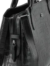 Cartera de mano estructurada en color negro con textura de efecto cocodrilo. Cuenta con doble asa superior, correa larga ajustable y extraíble, y detalle de logo metálico en la parte frontal.