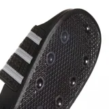 Ojotas Adidas modelo Adilette, color negro con las tres bandas características de la marca en color blanco sobre la banda superior. Diseño ergonómico con suela moldeada para mayor comodidad.