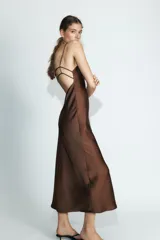 Vestido midi de tejido satinado con escote en pico y tirantes finos ajustables. Presenta un diseño de espalda descubierta con tiras cruzadas y cierre con cremallera.