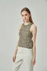 Musculosa de punto color verde militar con estampado animal print en tonos marrón y gris.