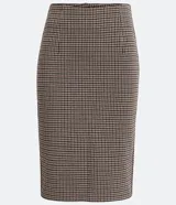 Pollera lápiz marrón con estampado de cuadros en tonos beige y negro.